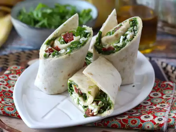 Recept Medelhavswrap fylld med hummus, rucola, paprika och fetaost