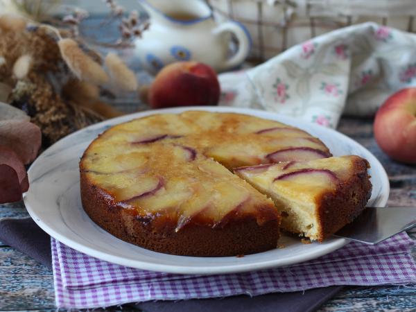 Recept Persikokaka med karamelliserad skorpa, saftig och smältande