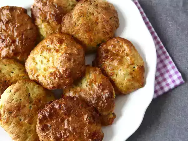 Recept Friterade zucchinifritters med yoghurt och fetaostsås