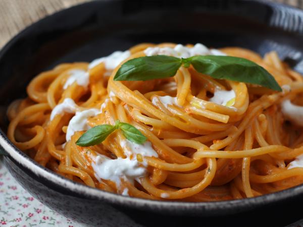 Recept Krämig pasta med burrata och körsbärstomater