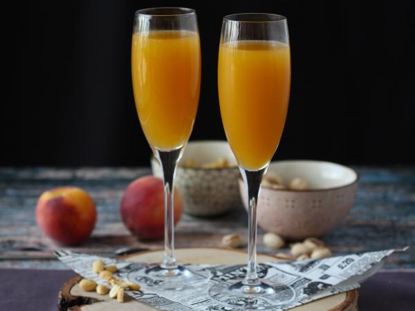 Recept Bellini, den enkla italienska persikococktailen som du kan göra hemma!