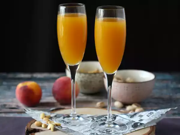 Recept Bellini, den enkla italienska persikococktailen som du kan göra hemma!