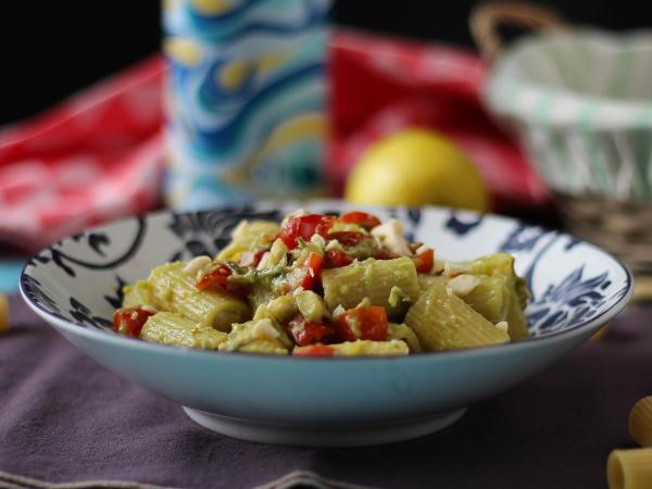 Recept Kall pasta med avokadokräm, mandlar och körsbärstomater: vegetarisk och mycket god!