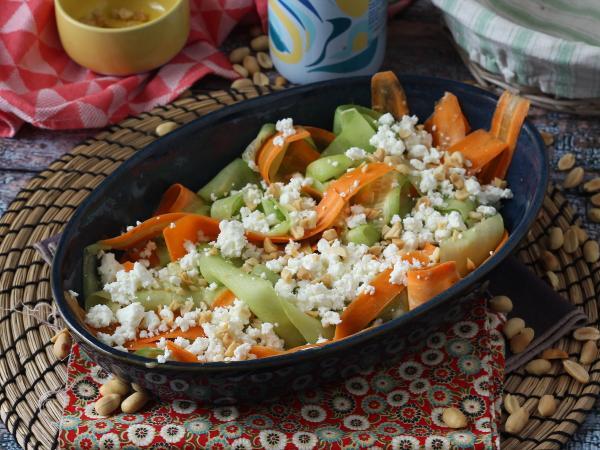 Recept Grönsakssallad med tagliatelle och jordnötssås