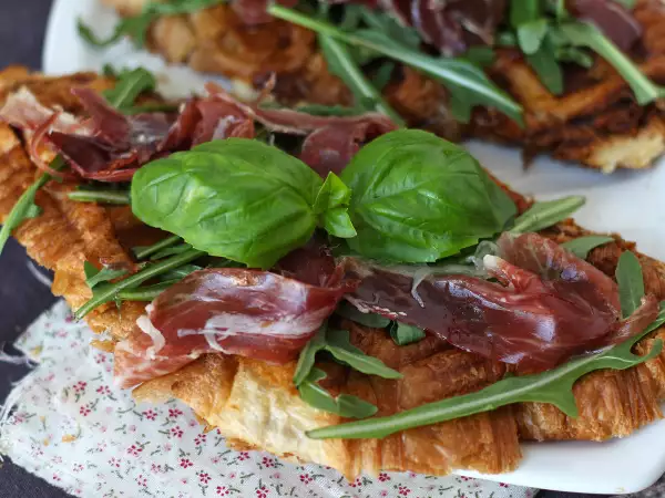Recept Croffle, en våffelliknande croissant med fikonmarmelad, getost och iberisk skinka