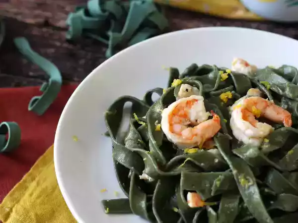 Recept Spirulina-pasta med räkor och citron: en näringsrik förrätt med unik smak