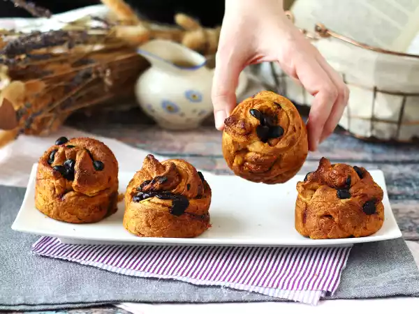 Recept Cruffins, en kombination av en croissant och en muffins, med vaniljsås och choklad