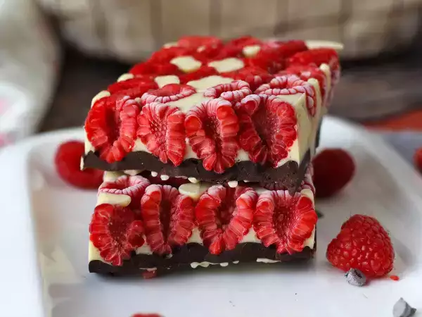 Recept Chokladkaka i franui-stil med hallon, vit choklad och mörk choklad!