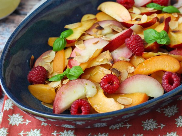Recept Fruktsallad: persika, aprikos, hallon och mycket mer!
