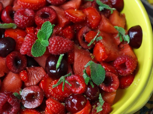 Recept Röd fruktsallad: jordgubbar, hallon, körsbär och vattenmelon, perfekt för sommaren!