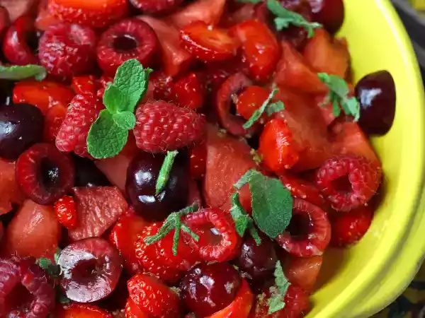 Recept Röd fruktsallad: jordgubbar, hallon, körsbär och vattenmelon, perfekt för sommaren!