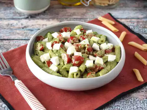 Recept Kall pasta med ruccolapesto, körsbärstomater och mozzarella: det fräscha och snabba sommarreceptet