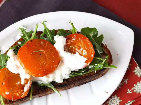 Recept Rostade aprikoser, ruccola och burrata på rostat bröd