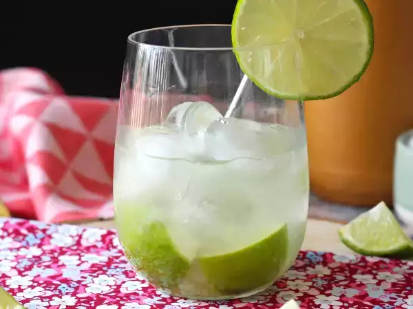 Recept Lemon caipirinha: den brasilianska drinken som är lätt att göra utan en cocktailshaker