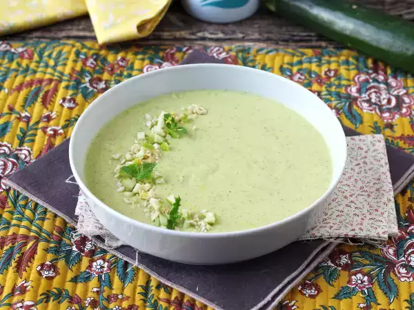 Recept Zucchini- och grön äpplekräm med yoghurt klar på 30 minuter