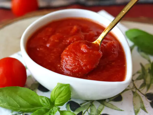 Recept En smakrik rå tomatsås som passar utmärkt som topping på pizza eller pinsa.