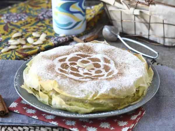 Recept Traditionellt marockanskt bakverk med tegelstensdeg, kyckling och kryddor