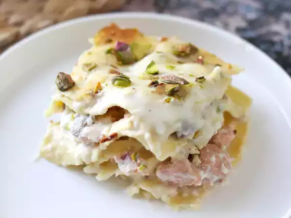 Recept Laxlasagne med burrata och krämiga, knapriga pistagenötter