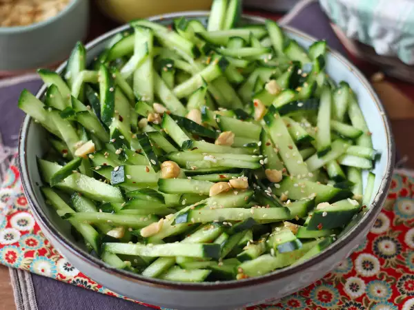 Recept Kryddig gurksallad med jordnötter