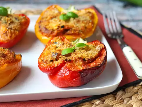 Recept Bakade vegetariska fyllda paprikor: det enkla och välsmakande receptet med grönsaker och mozzarellaost