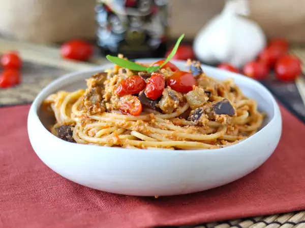 Recept Pasta med auberginekräm och körsbärstomater: enkelt och gott recept