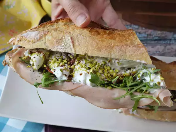 Recept Italiensk gourmetsmörgås med mortadella och burrataost