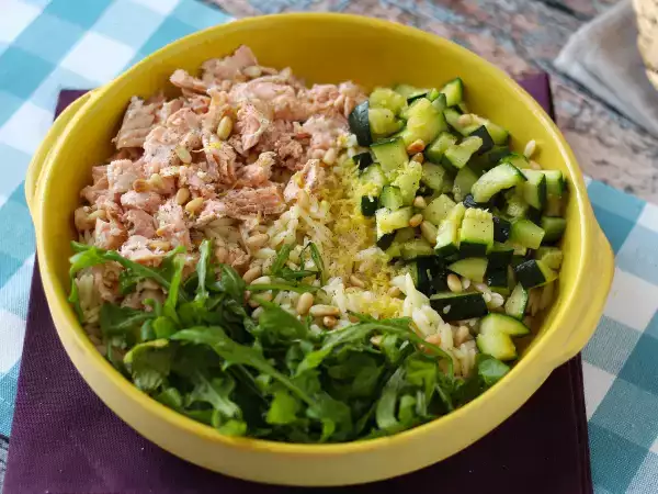 Recept Orzo pastasallad med lax och zucchini