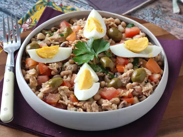 Recept Majsallad med tonfisk, ägg och oliver: den portugisiska klassikern!