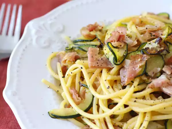 Recept Pasta med zucchini och krispig speck: ett enkelt recept som passar både till lunch och middag