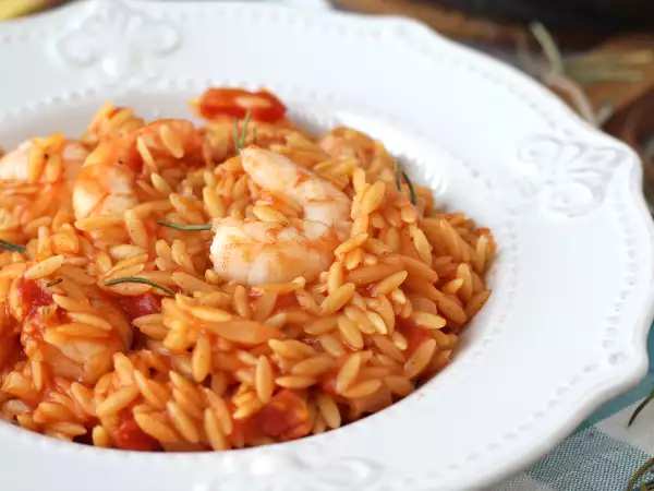 Recept Orzo-pasta med tomater och räkor, tillagad som en risotto