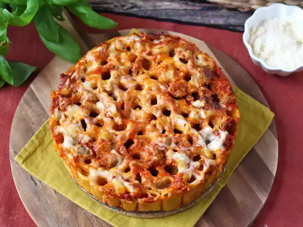 Recept Ugnsbakad rigatoni-timbale med korv, bechamelsås och mozzarella