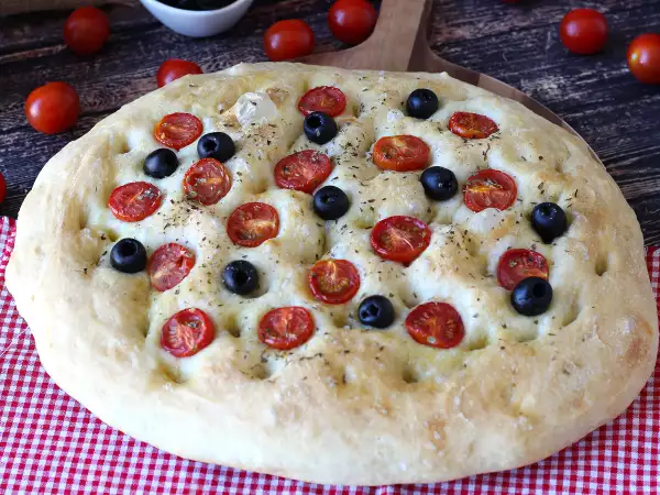Recept En tjock och fluffig focaccia med körsbärstomater, oliver och oregano