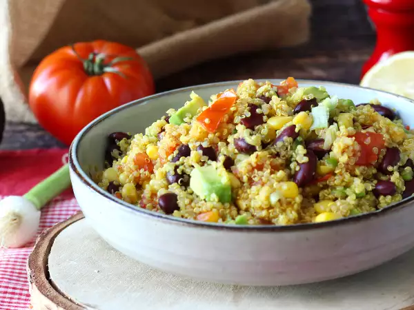 Recept Proteinsallad med quinoa, röda bönor och majs
