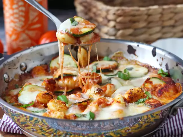 Recept Snabbrecept på gratäng med gnocchi, zucchini och mozzarella
