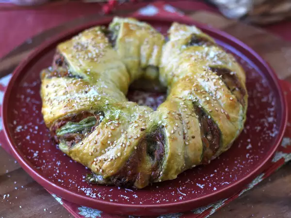 Recept Blädderdegskrans med pesto, mozzarella och torkade tomater