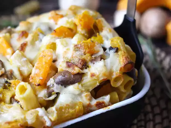 Recept Ugnsbakad pasta med pumpa, svamp och bechamelsås