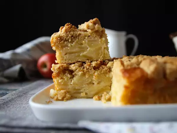 Recept Supermjuk äppelkaka med krispig streusel