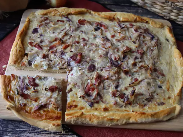 Recept Zwiebelkuchen: den tyska lökpajen med mjukstekt lök och bacon