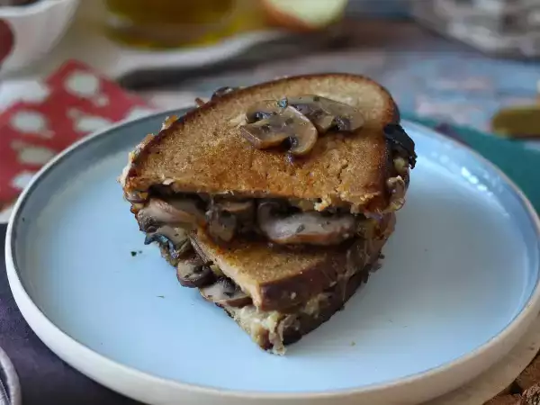 Recept Grillad ostmacka med champinjoner och riven ost