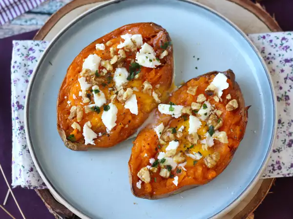 Recept Rostad sötpotatis med ägg, fetaost, honung och valnötter
