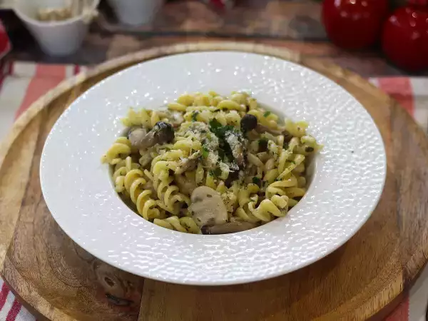 Recept Pasta med shimeji och bruna champinjoner i krämig sås