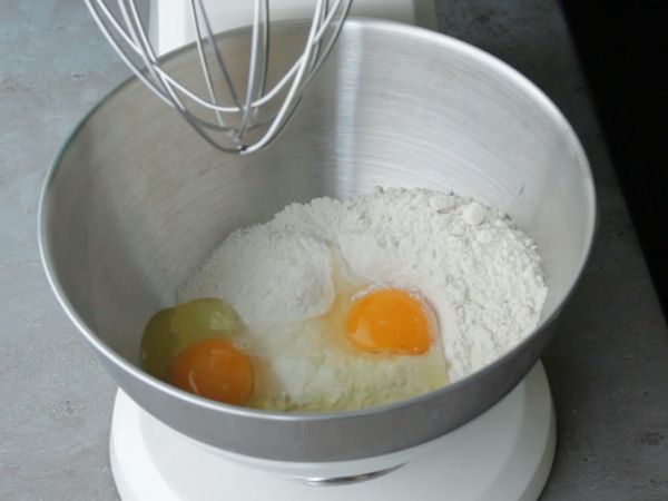Lätta och glutenfria pannkakor utan mjölk - Beredning steg 1