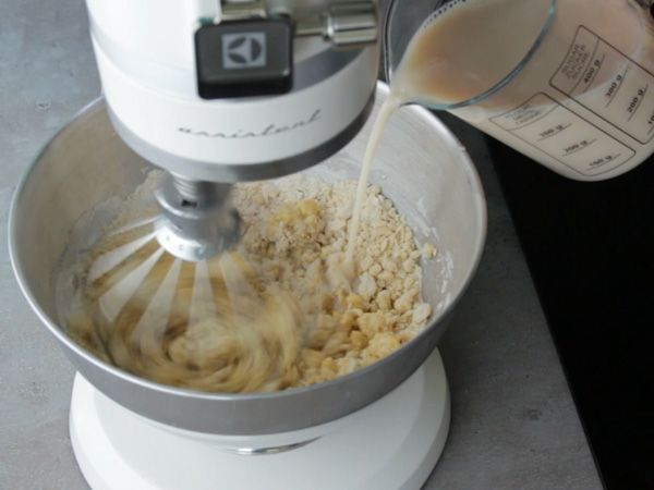 Lätta och glutenfria pannkakor utan mjölk - Beredning steg 2