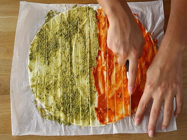 Julgranar i smördeg med pesto till julens aperitif - Beredning steg 2