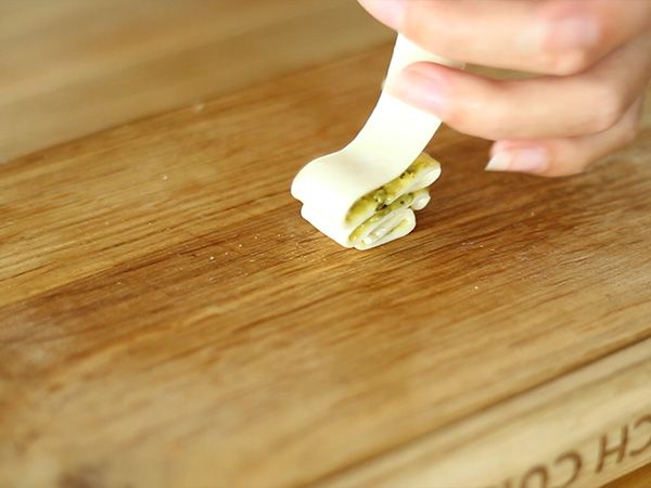 Julgranar i smördeg med pesto till julens aperitif - Beredning steg 3