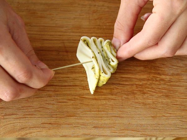 Julgranar i smördeg med pesto till julens aperitif - Beredning steg 4