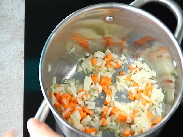 Kycklingrillettes med senap och pistagenötter - Beredning steg 1