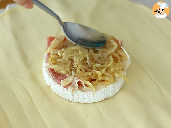Camembert i smördeg med skinka och lök - Beredning steg 2