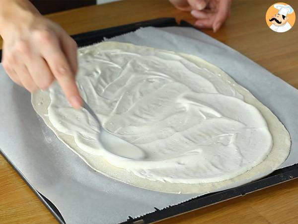 Flammekueche, alsacisk flamberad tårta - Beredning steg 2