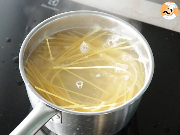 Spaghetti carbonara med avokado - Beredning steg 1
